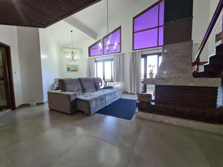 Sala de estar com sofá e lareira em um imóvel em Lajeado.