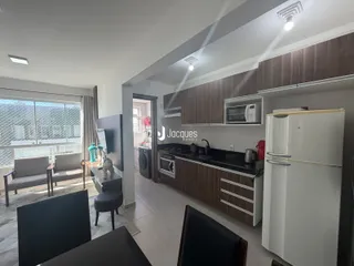 Interior de uma sala de estar com cozinha aberta em Lajeado, Brasil.