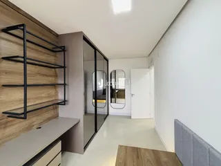Interior de um ambiente com revestimento de madeira e divisória de vidro.