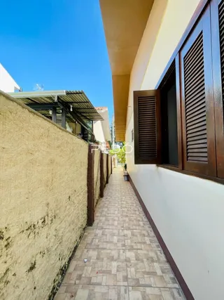 Vista externa de uma parede e calçada de uma residência em Lajeado.