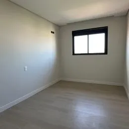 Foto de um cômodo interno com paredes brancas e piso claro.