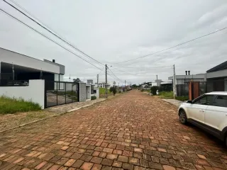 Vista da entrada de uma residência em Lajeado, com um caminho de tijolos.