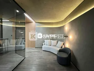 Uma sala de estar moderna com piso de madeira clara e sofá.
