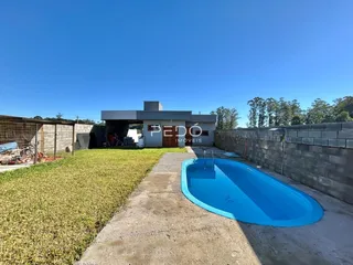 Vista externa de uma propriedade com piscina e jardim em Lajeado.