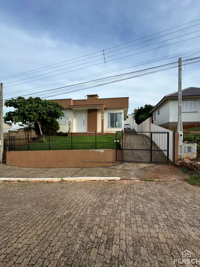 Fachada de uma residência com muro e portão em Lajeado, Brasil.