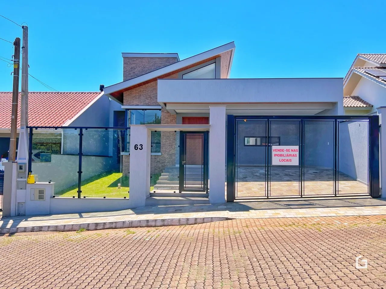 Fachada de uma residência moderna em Lajeado, Brasil.