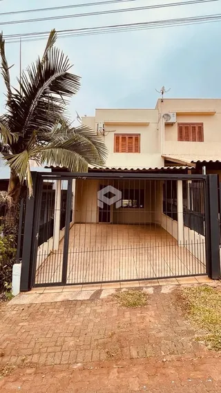 A fachada de uma residência em Lajeado, Brasil, mostrando uma área externa pavimentada.