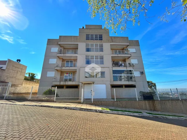 Fachada de um prédio residencial em Lajeado, Brasil com grade de segurança.