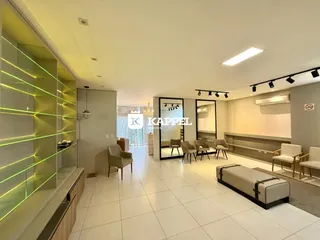 Ambiente interno moderno com piso de cerâmica e estantes iluminadas.