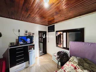 Ambiente interno com teto de madeira e móveis.