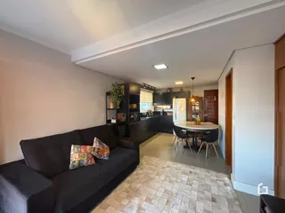 Sala de estar com sofá e mesa de jantar em um imóvel no Brasil.