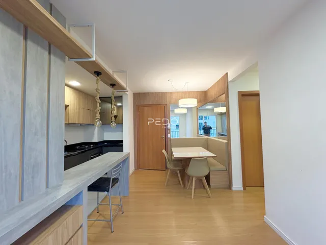 Ambiente de sala de estar e cozinha em um imóvel no Brasil.