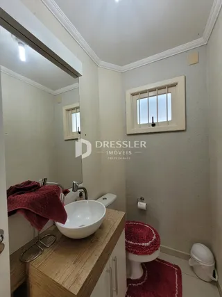 Foto de um banheiro interno com pia e vaso sanitário.