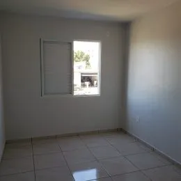 Foto interna de um cômodo com piso de cerâmica e janela.