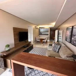 Vista de um ambiente interno com móveis de madeira e teto branco.