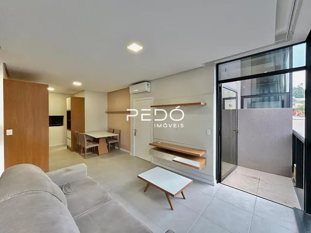 Interior de uma sala com piso de cerâmica e porta de vidro.