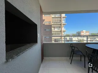 Vista da varanda com vista para a paisagem urbana.