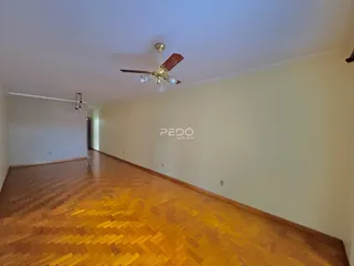 Hall de corredor com piso de madeira no ambiente.
