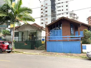 Fachada de uma residência em Lajeado, Brasil, com portão azul.