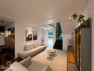 Sala de estar moderna com sofá e decoração em um imóvel no Brasil.