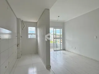 Corredor interno com paredes brancas e piso claro.