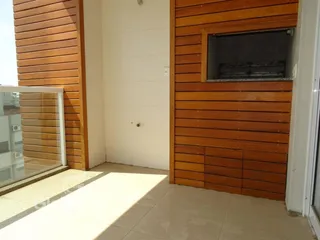 Interior com revestimento de madeira e piso de cerâmica.