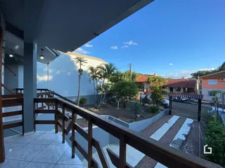 Vista de um terraço com grade de ferro em Lajeado, Brasil.