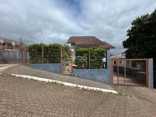 Vista externa de uma residência com cerca e muro em Lajeado, Brasil.