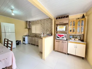 Interior de uma sala de estar com armários de madeira e piso cerâmico.