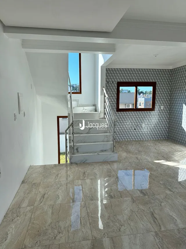 A sala de estar apresenta paredes brancas e piso de cerâmica.