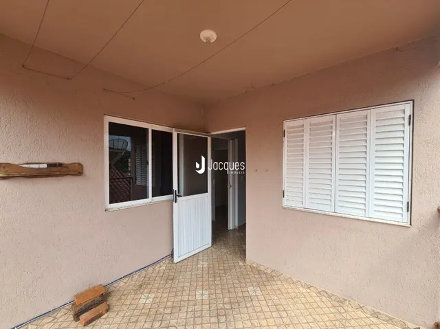 Interior de um ambiente com paredes claras e piso de cerâmica.