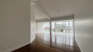 Sala de estar ampla com piso de madeira polida.