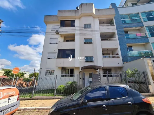 Fachada de um prédio residencial em Lajeado, Brasil, com vários andares e varandas.