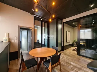 Sala de estar com piso de madeira e portas de vidro no imóvel.