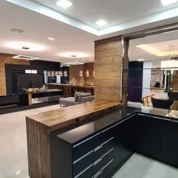 Foto de uma cozinha com bancadas de madeira escura e armários modernos.