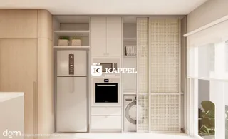 Esta é uma vista de uma cozinha com armários brancos e eletrodomésticos embutidos.