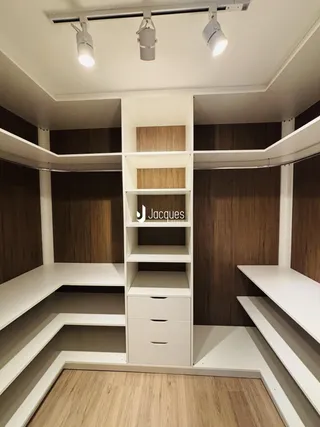Interior de um imóvel com design moderno e painéis de madeira.