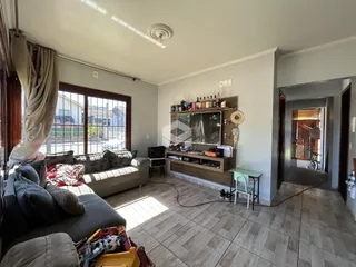 Sala de estar com sofá e piso de cerâmica em um imóvel no Brasil.
