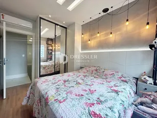 Quarto com cama e espelho em um imóvel no Brasil.