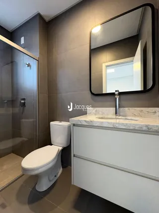 Foto de um banheiro moderno com revestimentos claros e bancada de mármore.