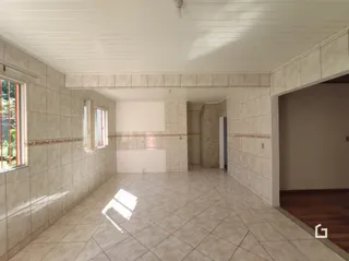 Hall de entrada com piso e paredes revestidos de cerâmica.