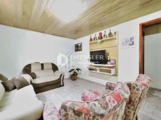 Foto de uma sala de estar com estofados e teto de madeira.