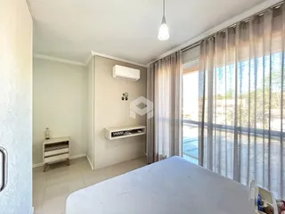 Quarto com janela e cortinas em um imóvel no Brasil.
