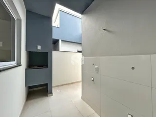 Hall de entrada com paredes cinzas e brancas em um imóvel no Brasil.