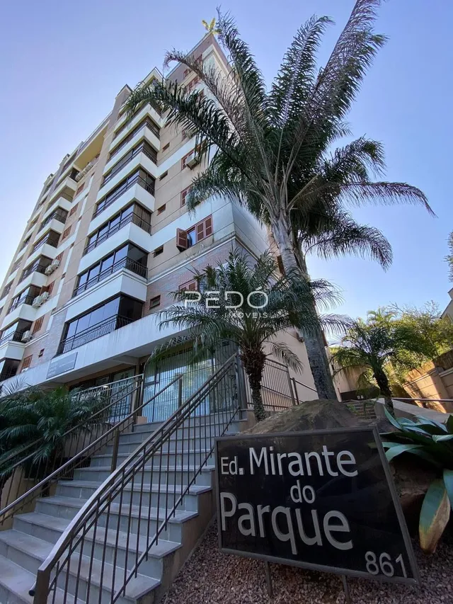 Fachada de um prédio residencial em Lajeado, Brasil, com varandas e escadarias.