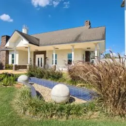Fachada de uma casa em Lajeado, Brasil, com varanda e jardim frontal.