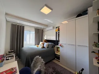 Quarto com cama e armários em um apartamento moderno.