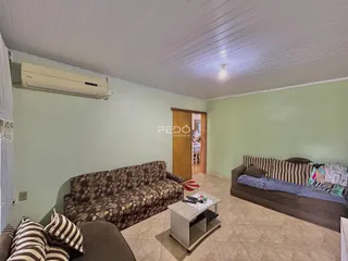 Sala de estar com sofá e paredes verde claro.