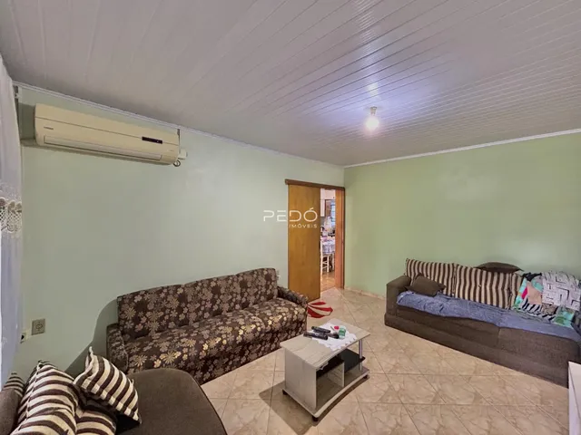 Sala de estar com sofá e paredes verde claro.