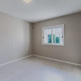 Foto de um cômodo interno com paredes claras e piso liso.